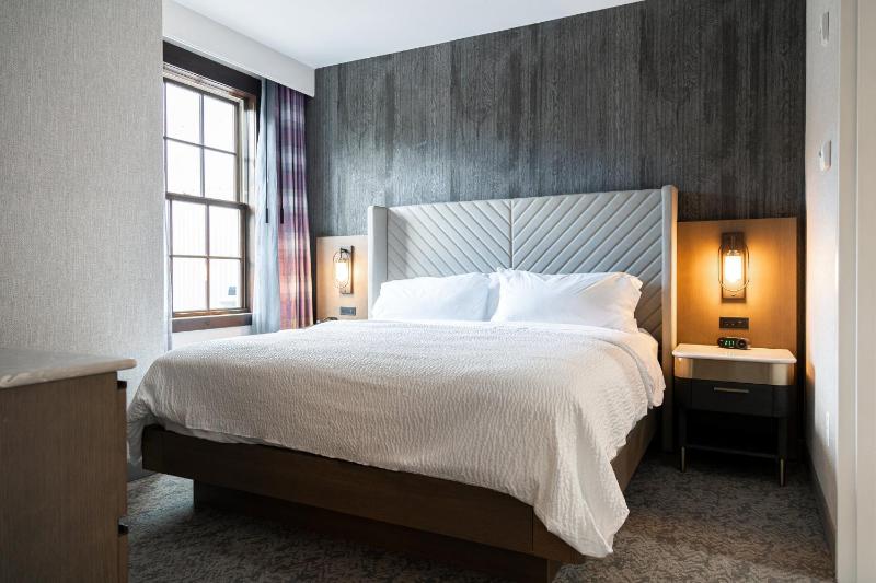 King Suite with Sofa Bed image 3