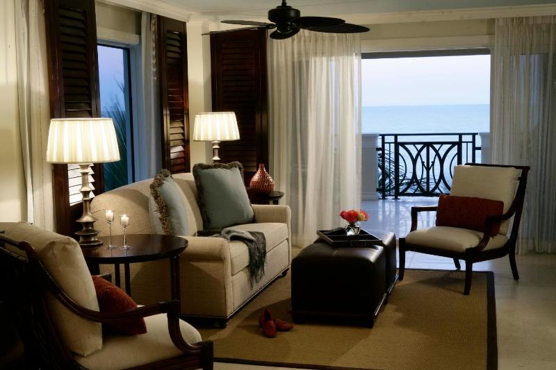 Grand One-Bedroom King Suite - Oceanfront image 3