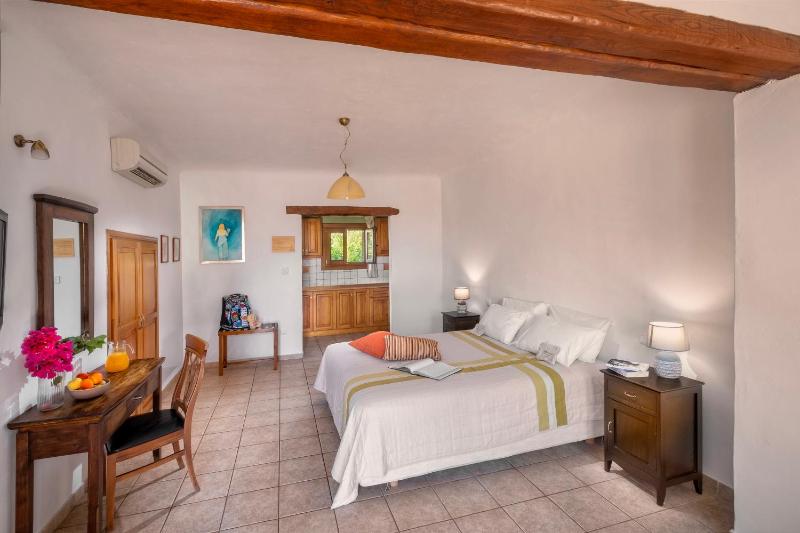 Double Room with Garden View image 3