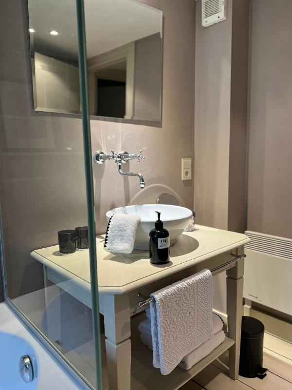 Deluxe Double Room with Bath image 2