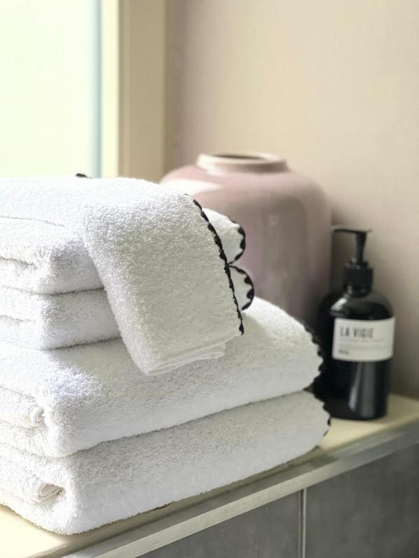 Deluxe Double Room with Bath image 3