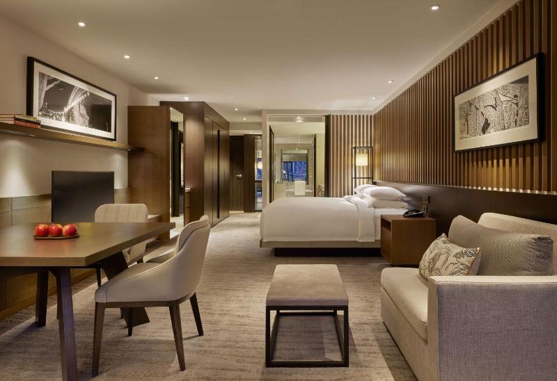 1 King Bed with City Harbour View image 3
