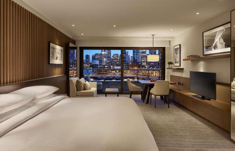 1 King Bed with City Harbour View image 1
