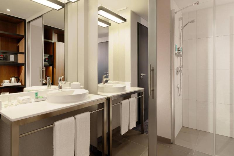 Breezy Twin Room, Top Floor image 2