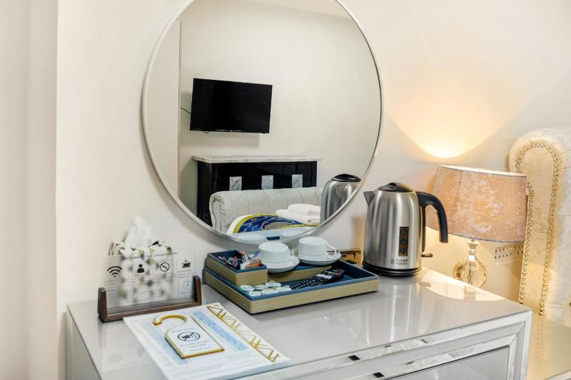 Superior King Room image 4