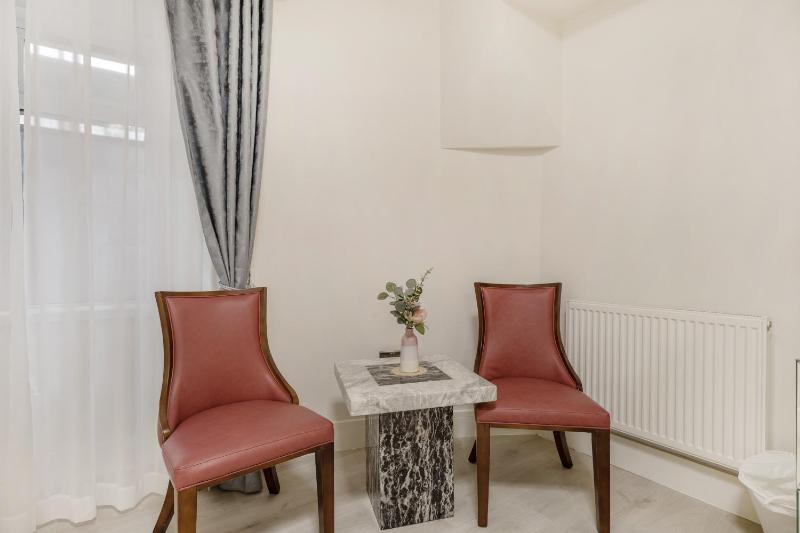 Superior King Room image 3