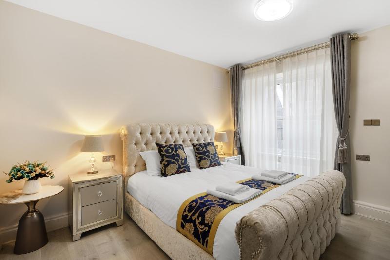 Deluxe King Room image 1