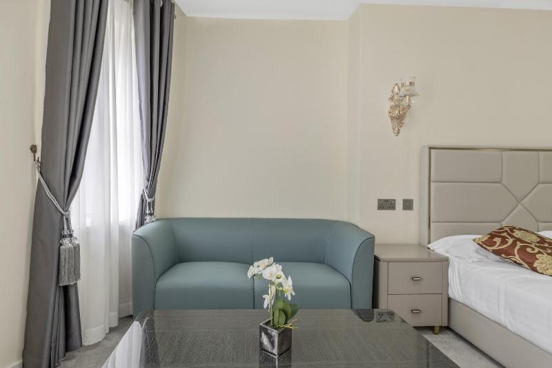 Deluxe Family Room image 4