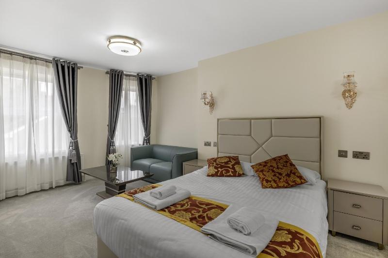 Deluxe Family Room image 2