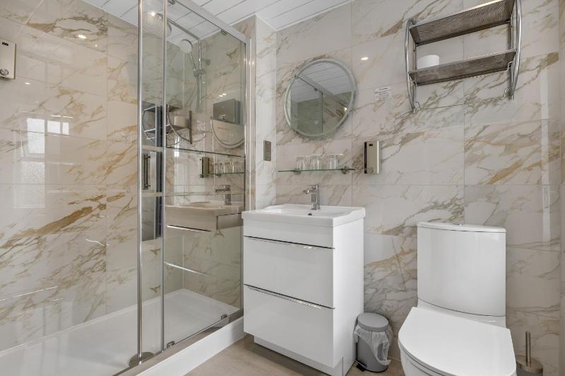 Deluxe Family Room image 3