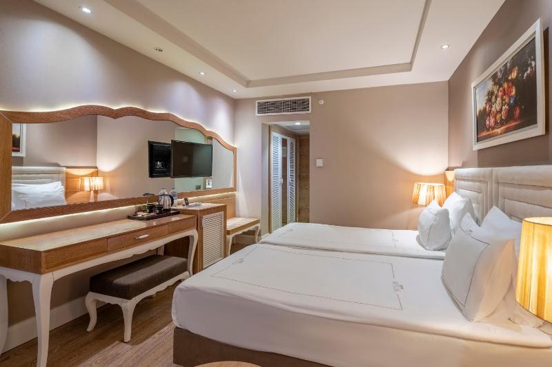 Standard Double Room with Land View image 4