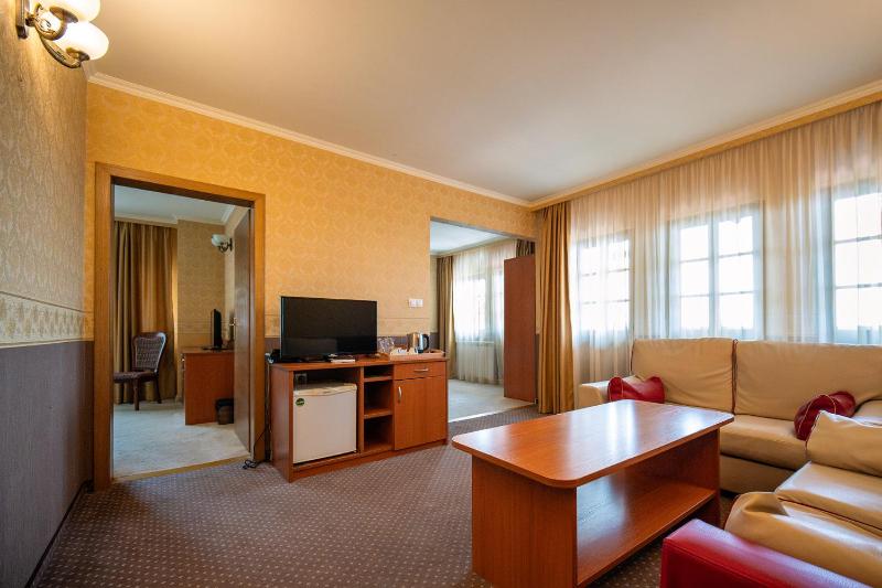 Deluxe Two-Bedroom Suite with View of Veliko Tarnovo image 4