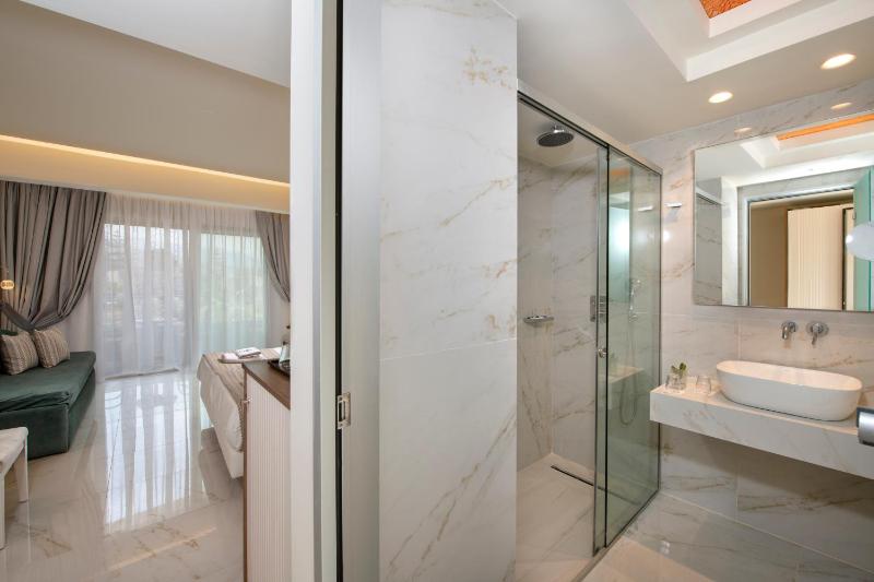Superior double room side sea view image 4