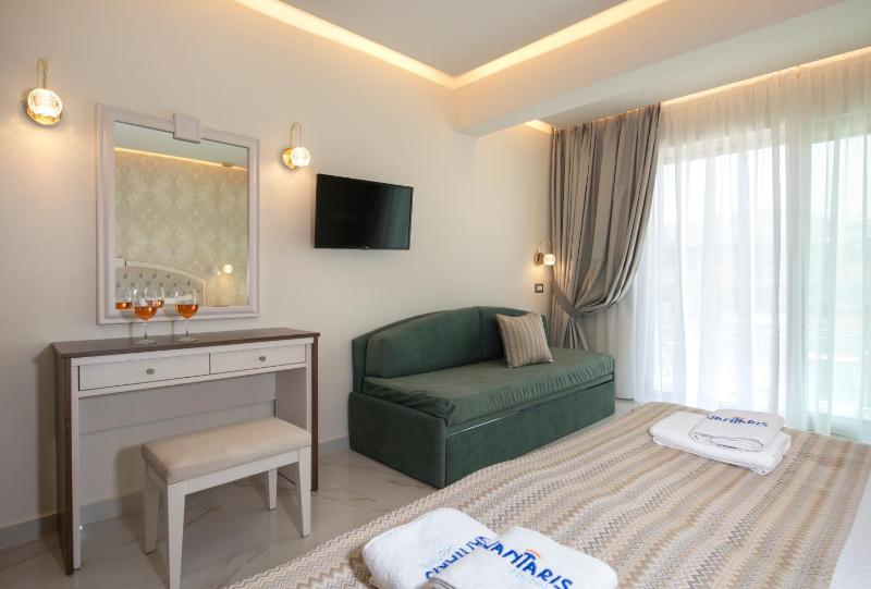 Superior double room side sea view image 3