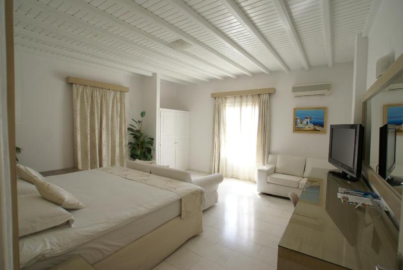 King Suite with Balcony image 4