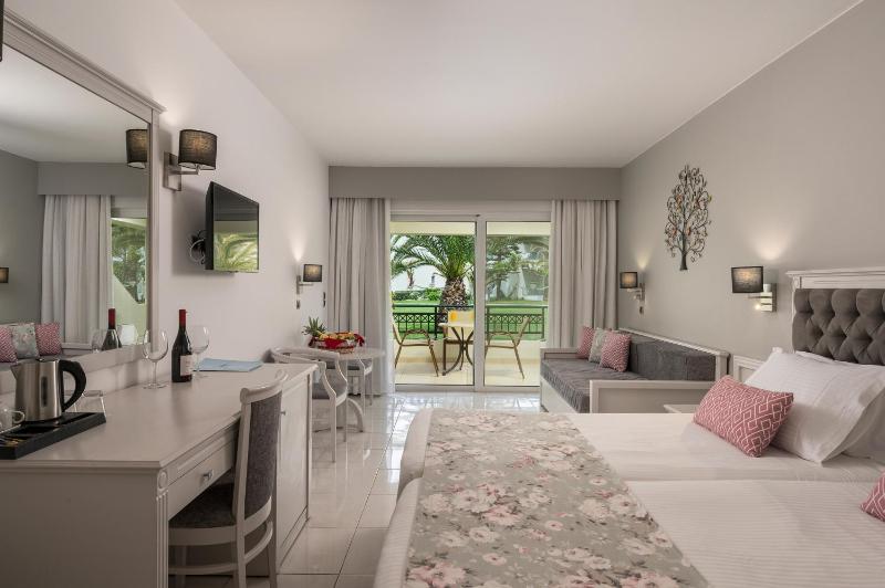 Twin Room with Side Sea View image 1