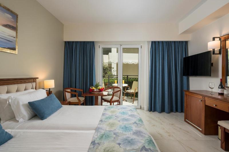 Standard Twin Room image 1