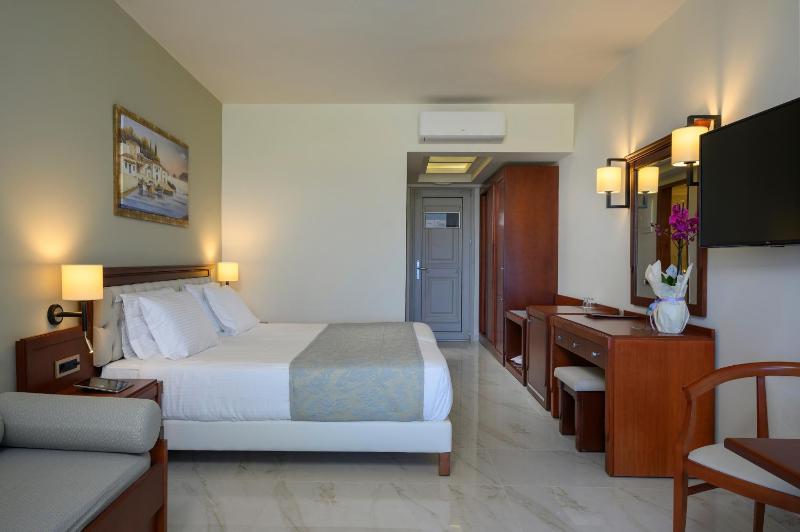 Twin Room with Sea View image 3
