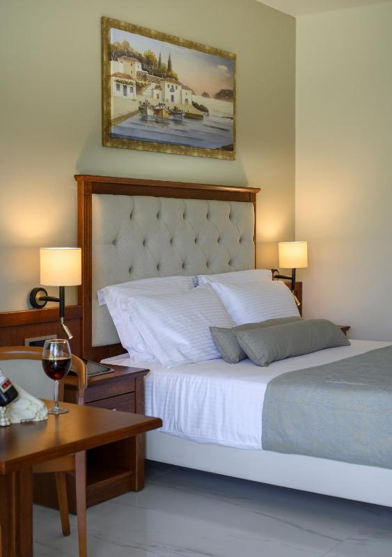 Twin Room with Side Sea View image 3