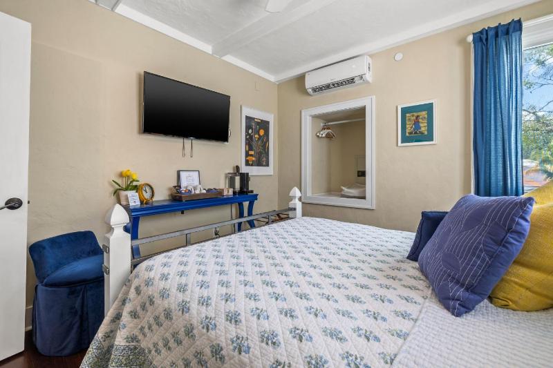Queen Room image 3