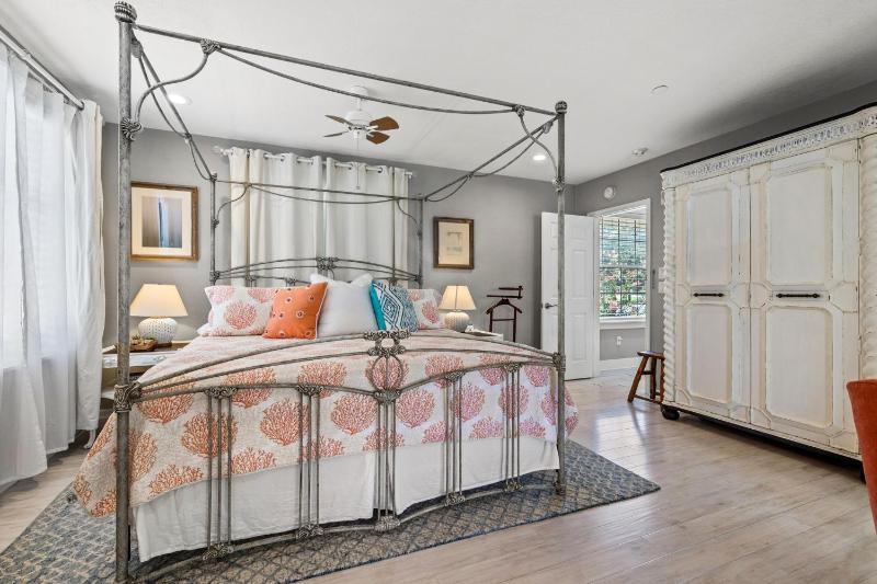 King Suite with Pool View image 1