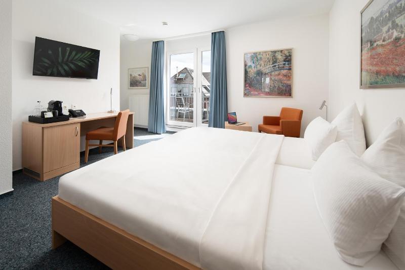 Double Room with Balcony image 1