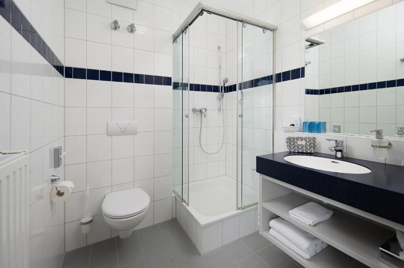 Double Room with Balcony image 2