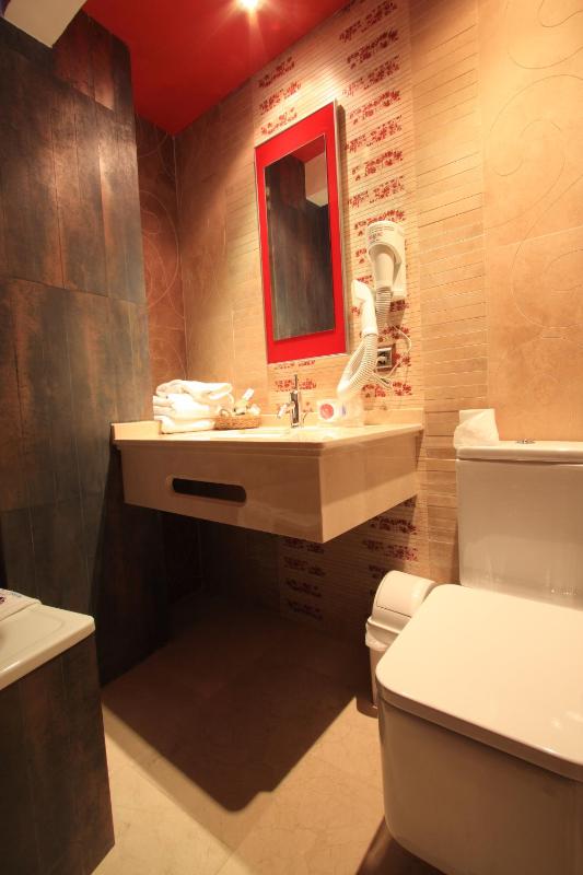 2- Bedroom Apartment Suite with Complimentary Spa Access image 1