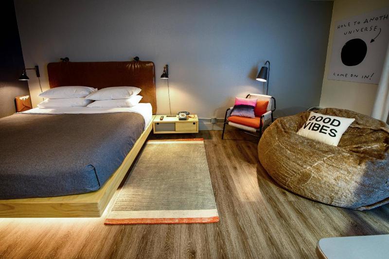 King Room image 3