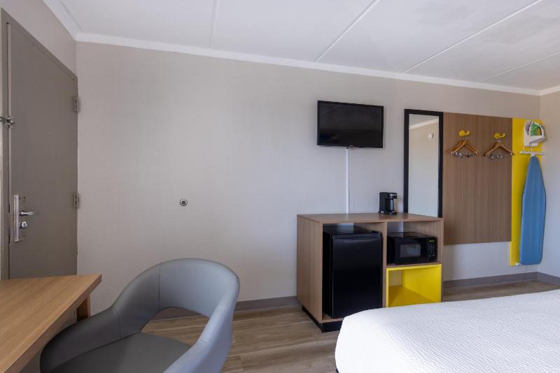 King Room - Disability Access - Non-Smoking image 2