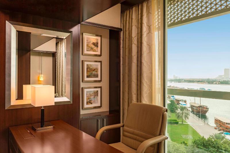 Club Room, Club lounge access, Guest room, 1 King - Breakfast, Afternoon Tea & Happy Hours  image 4