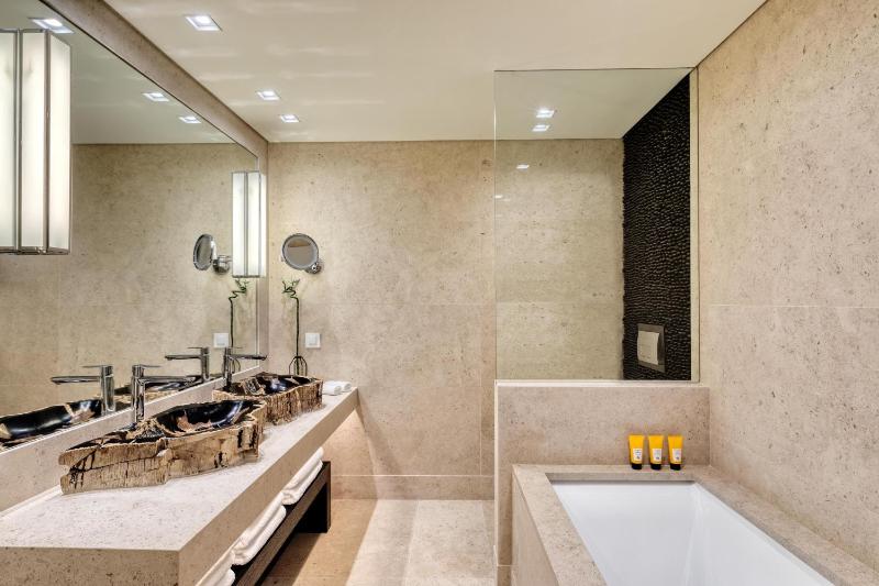 Family Retreat, 2 Bedroom Suite, Sea view, Corner room image 4