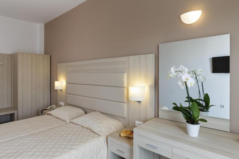 Twin Room with Side Sea View image 1