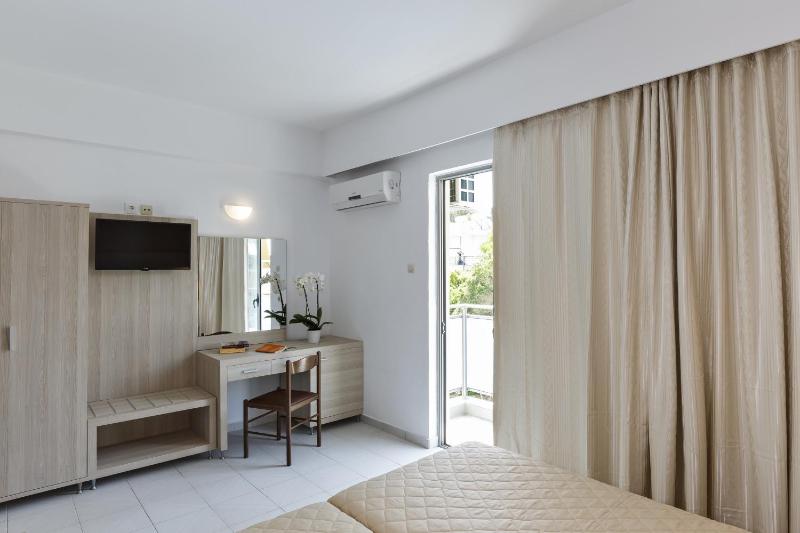 Twin Room with Balcony image 1