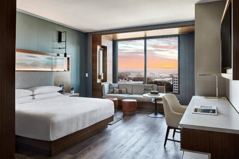 Deluxe Guest Room with King Bed image 3