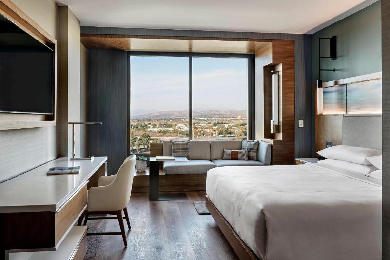 Deluxe Guest Room with King Bed image 4
