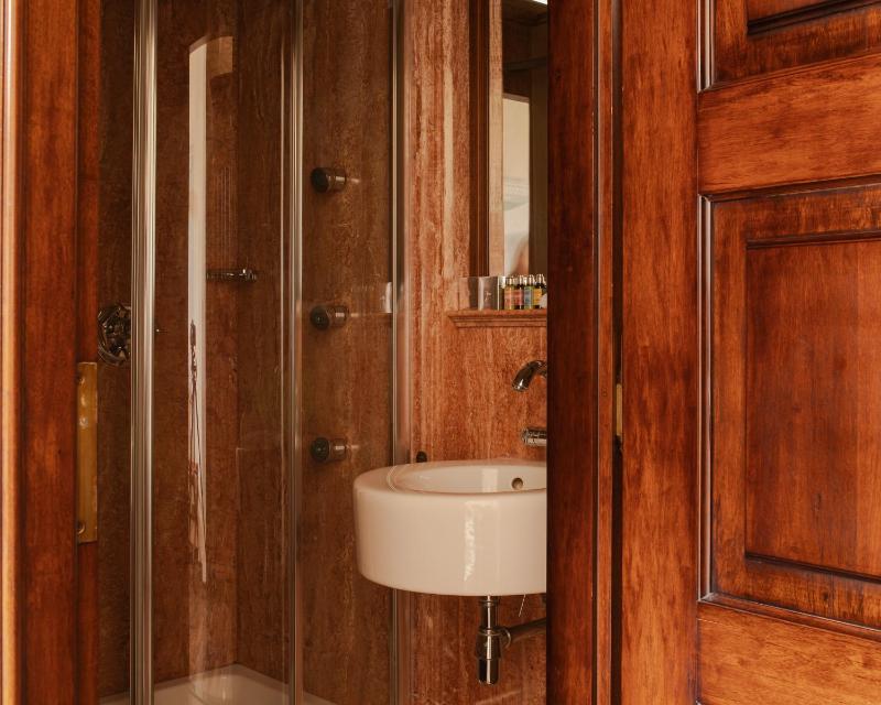 Standard Single Room image 3