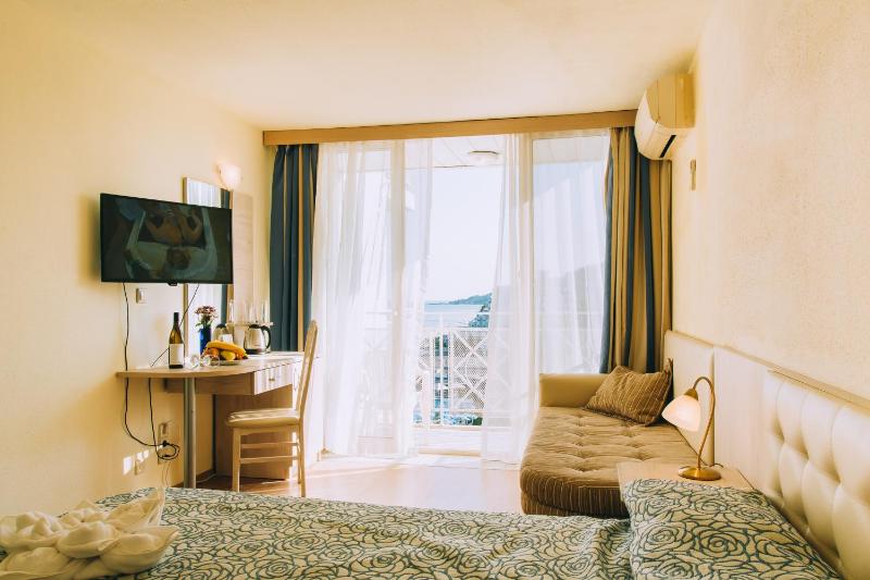 Twin Room with Park View image 1