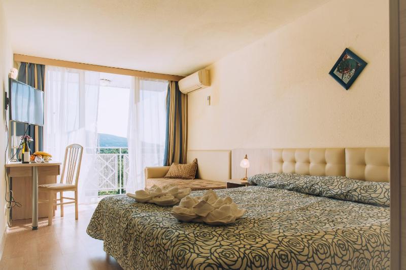 Twin Room with Park View image 3