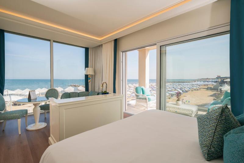 Riviera Resort Hotel - image 1