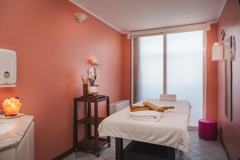 Riviera Resort Hotel - image 15