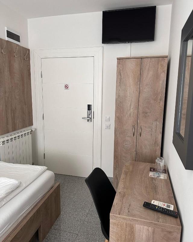 Deluxe Twin Room image 4