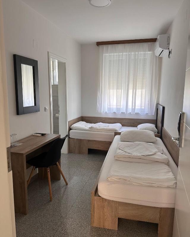 Deluxe Twin Room image 1