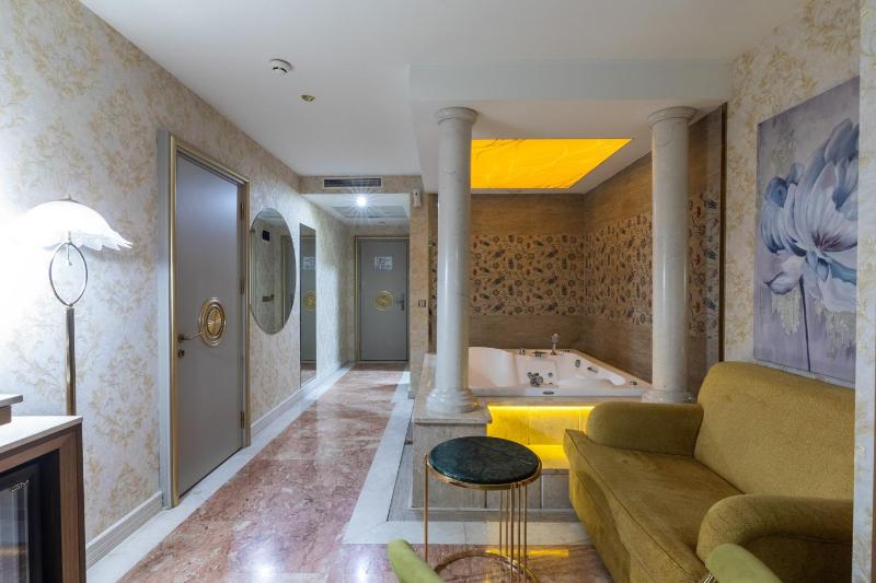 Slient Suite with Jet Pool - Basement Floor image 3