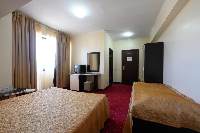 Family Room (2 Adults + 1 Child) image 4