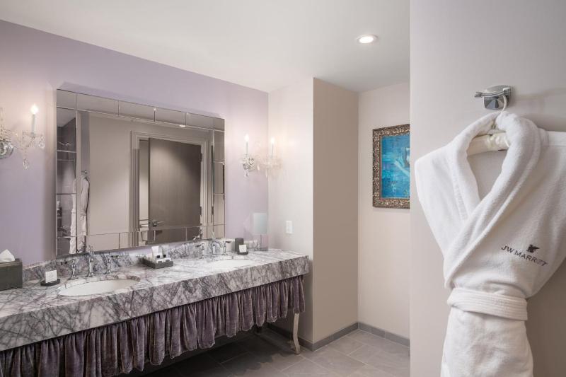 Guest room, 1 King, City view, Three Muses image 4