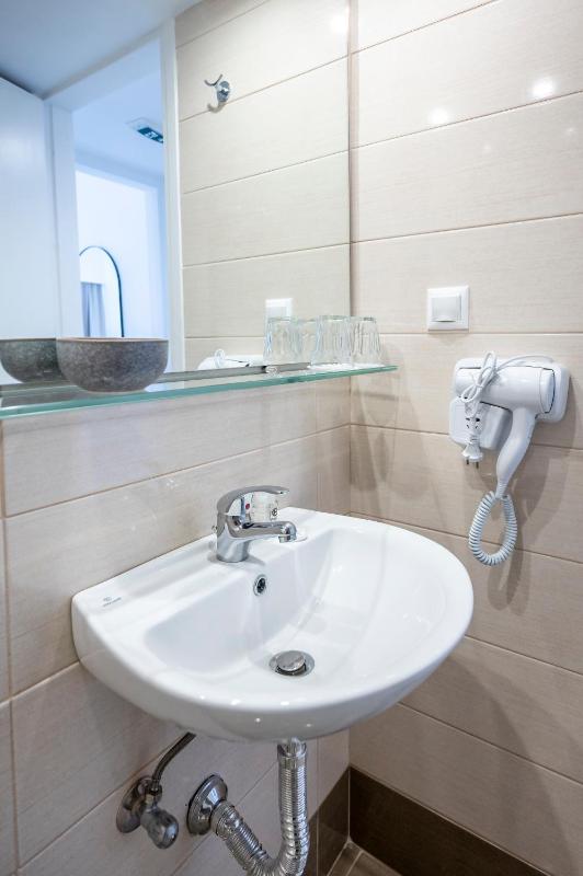 Deluxe Double or Twin Room with Balcony image 4