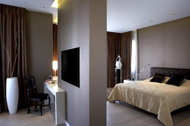 Pelagos Suites Hotel & Spa - image 12