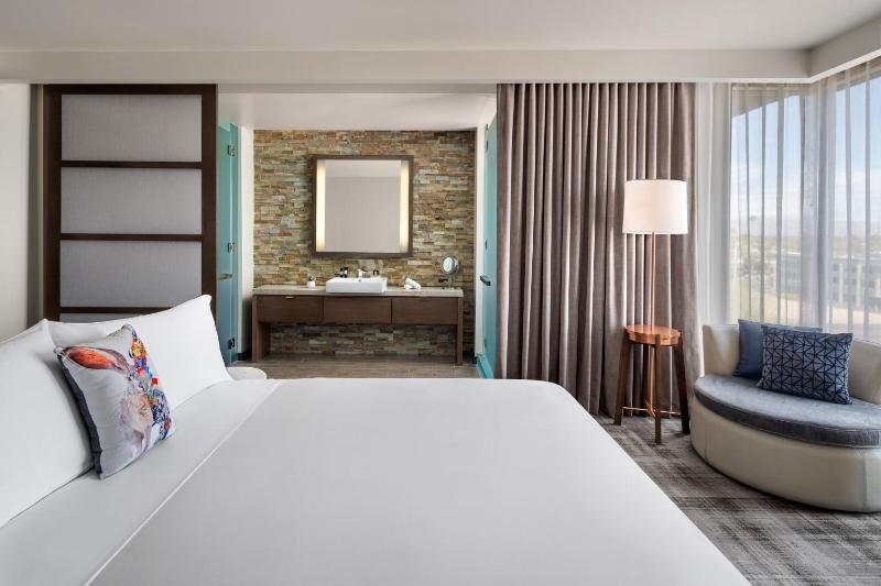Standard King Room with Oldtown View image 4