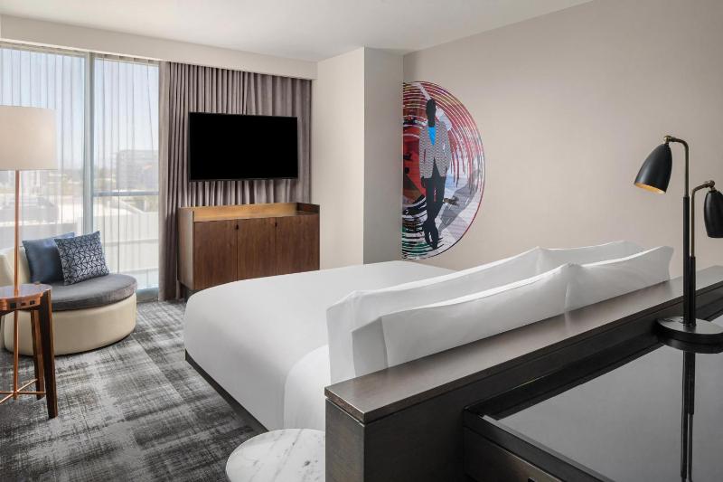 Standard King Room with Oldtown View image 3